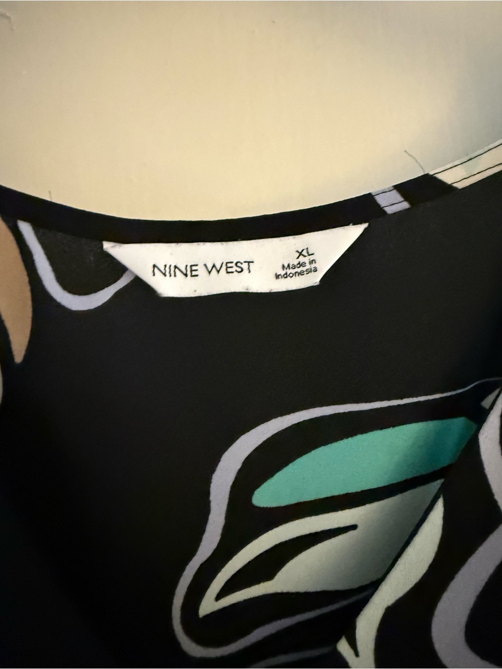 Nine West Black Floral Sleeveless V-Neck Top - Picture 2 of 2